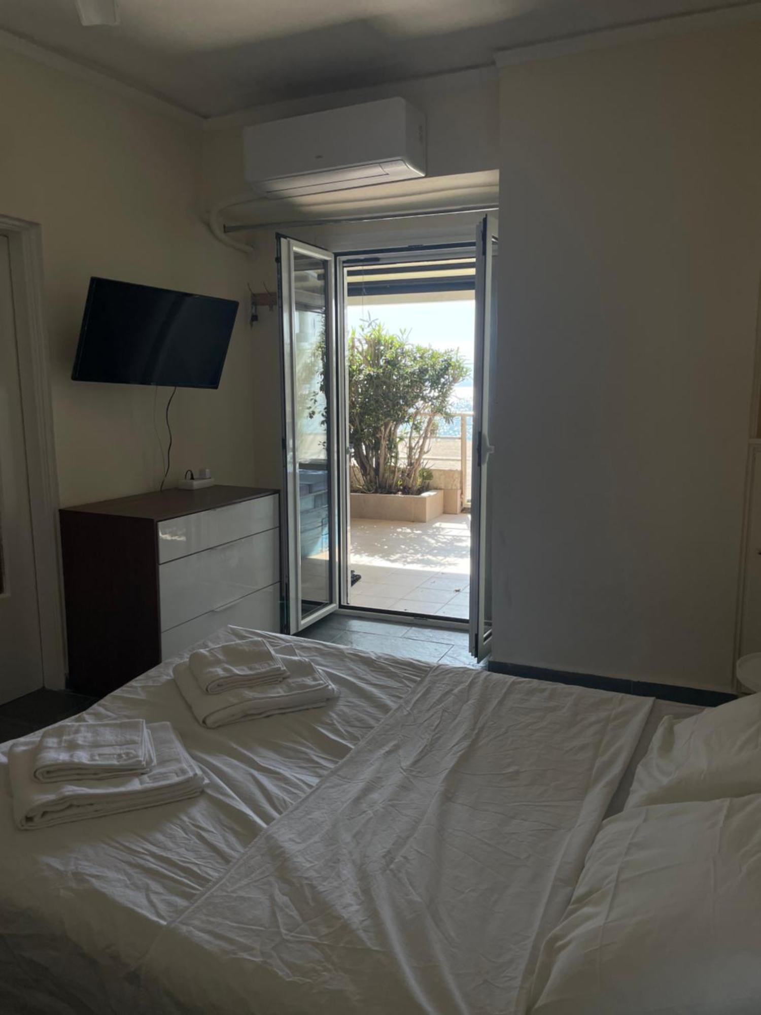 Sea La Vie - Beachfront Retreat Λουτράκι Εξωτερικό φωτογραφία