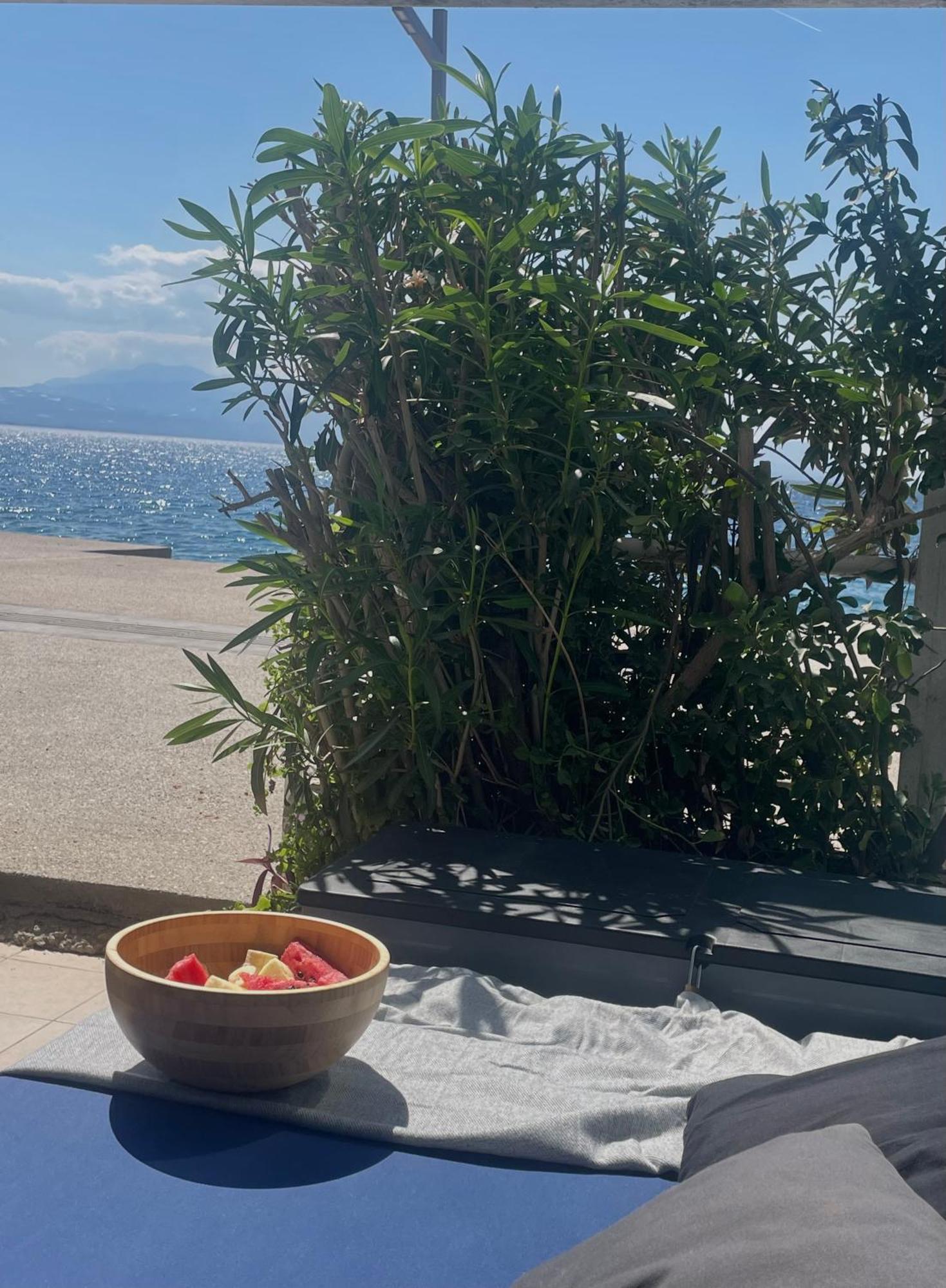 Sea La Vie - Beachfront Retreat Λουτράκι Εξωτερικό φωτογραφία