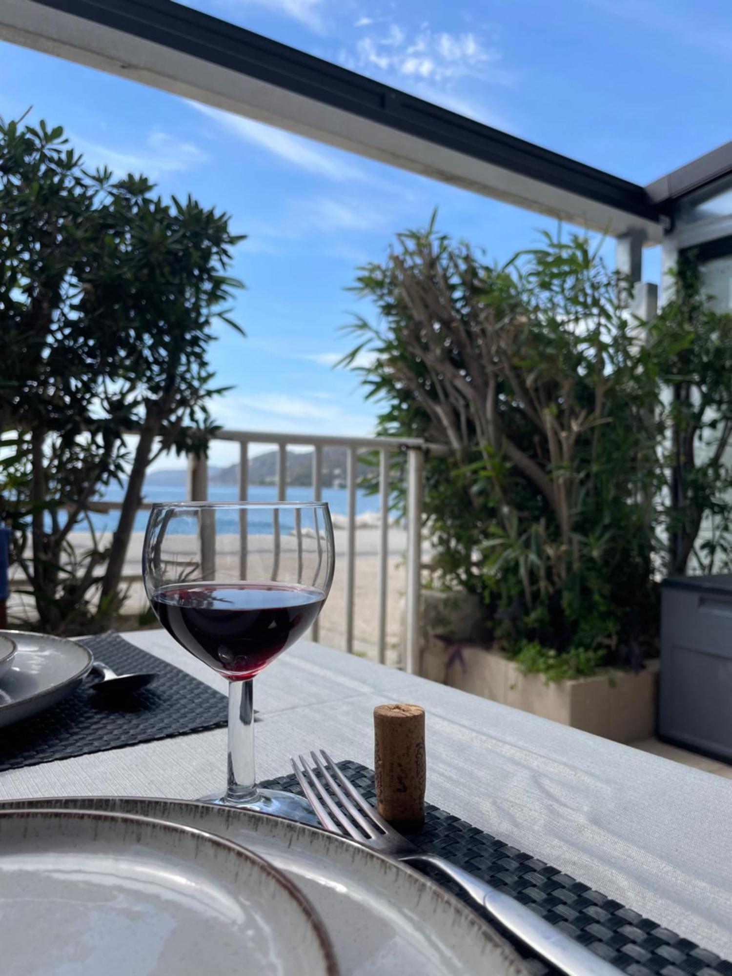 Sea La Vie - Beachfront Retreat Λουτράκι Εξωτερικό φωτογραφία