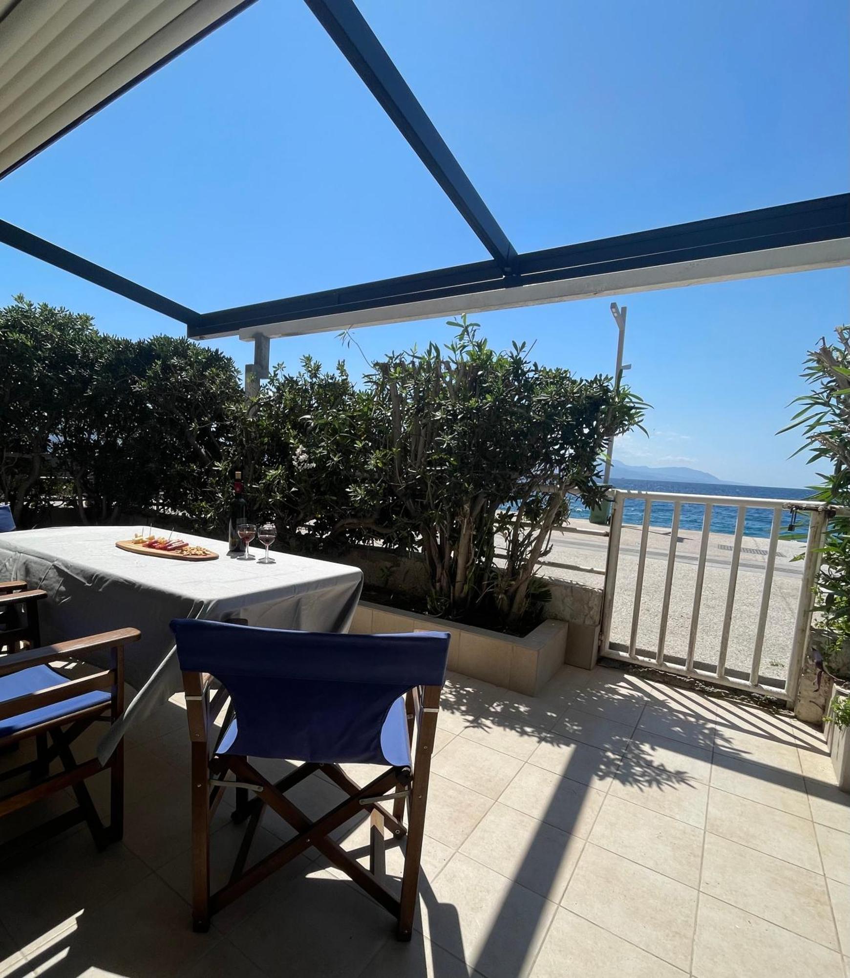 Sea La Vie - Beachfront Retreat Λουτράκι Εξωτερικό φωτογραφία