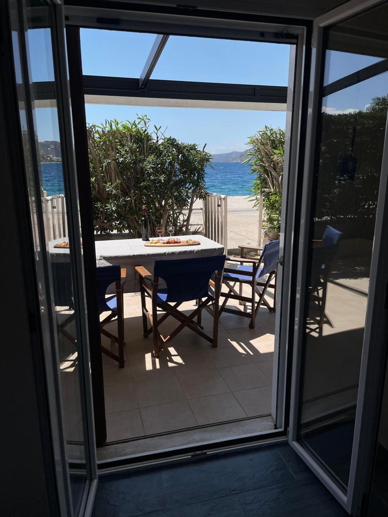 Sea La Vie - Beachfront Retreat Λουτράκι Εξωτερικό φωτογραφία