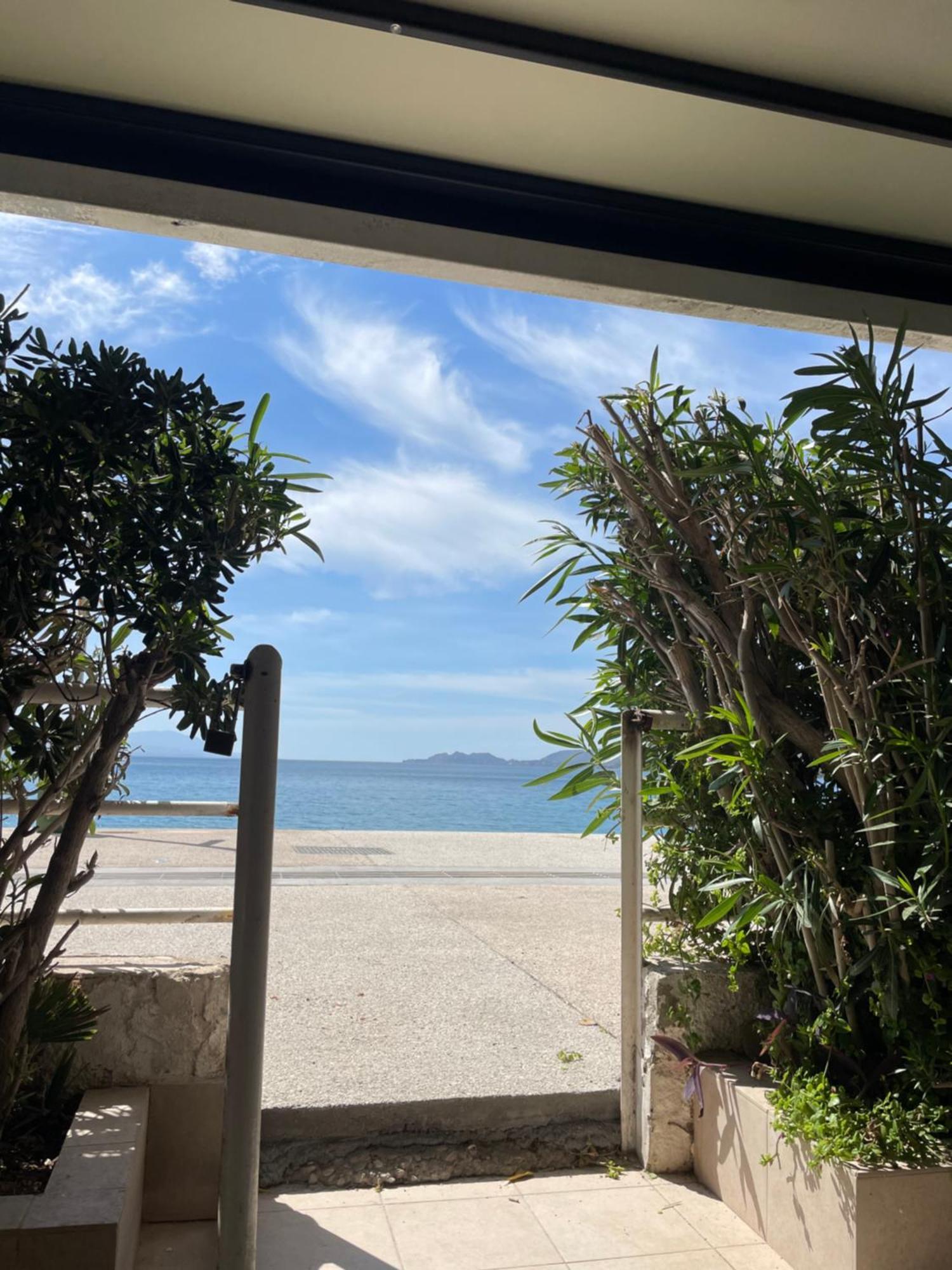 Sea La Vie - Beachfront Retreat Λουτράκι Εξωτερικό φωτογραφία